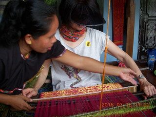 91 99c. Indonesia - Lombok - loom-weaving village