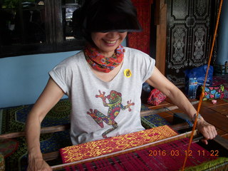 92 99c. Indonesia - Lombok - loom-weaving village