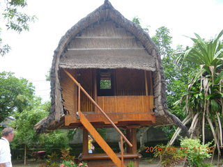 106 99c. Indonesia - Lombok - loom-weaving village