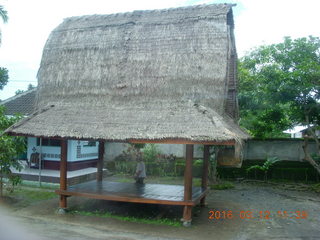 111 99c. Indonesia - Lombok - loom-weaving village