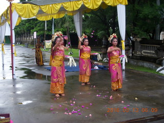 2 99d. Indonesia - Bali - port dancers