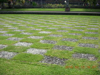 148 99d. Indonesia - Bali - temple at Klungkung - checkered lawn