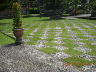 149 99d. Indonesia - Bali - temple at Klungkung - checkered lawn