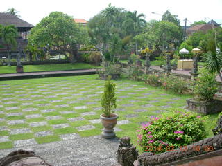 158 99d. Indonesia - Bali - temple at Klungkung - checkered lawn