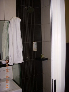 4 99j. Geo Hotel shower