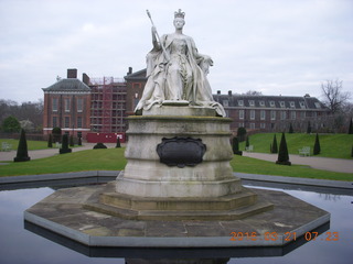 3 99m. London run - statue of Queen Victoria
