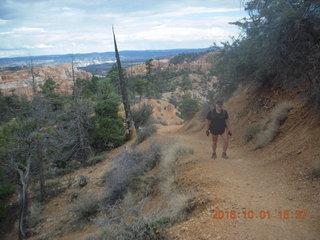 2983 9g1. Bryce Canyon - Fairyland hike - Adam