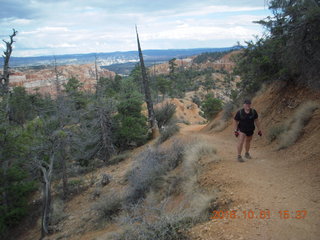 2984 9g1. Bryce Canyon - Fairyland hike - Adam