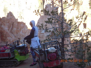 33 9g2. Bryce Canyon - Bryce Point hike - Ana M and tractor