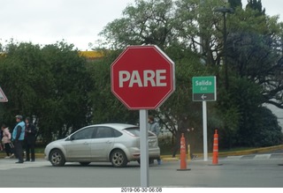 18 a0e. Buenos Aires - PARE means STOP