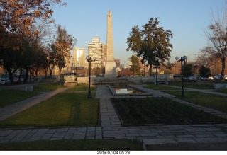 26 a0f. Chile - Santiago park - morning run - obelisk