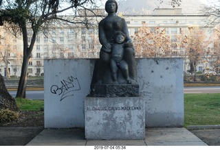 31 a0f. Chile - Santiago park - morning run - statue