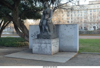 32 a0f. Chile - Santiago park - morning run - statue