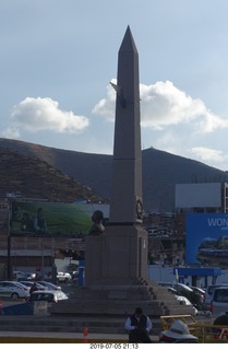 389 a0f. Peru - Cusco - obelisk
