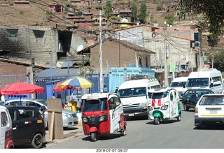 Peru - drive to cusco - market - llama