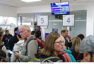 Peru - Cusco - airport - separate lines for boarding groups - good idea