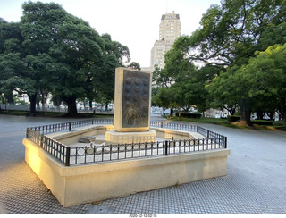 22 a0y. Argentina - Buenos Aires - morning run - monument