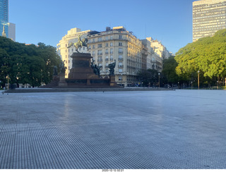 24 a0y. Argentina - Buenos Aires - morning run - monument