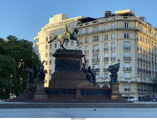 25 a0y. Argentina - Buenos Aires - morning run - monument