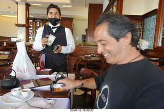 38 a0y. Argentina - Buenos Aires - waiter with two-dollar bill