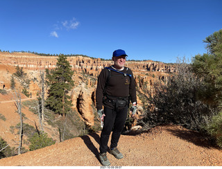 53 a18. Bryce Canyon - Peekaboo hike - Adam