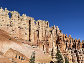 89 a18. Bryce Canyon - Peekaboo hike - windows