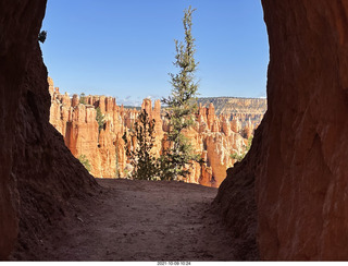 103 a18. Bryce Canyon - Peekaboo hike - tunnel