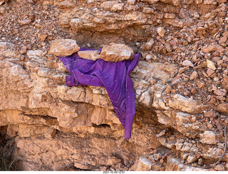 122 a18. Bryce Canyon - Peekaboo hike - purple shirt