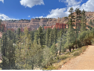 137 a18. Bryce Canyon - Peekaboo hike