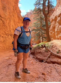 151 a18. Bryce Canyon - Wall Street hike - Adam