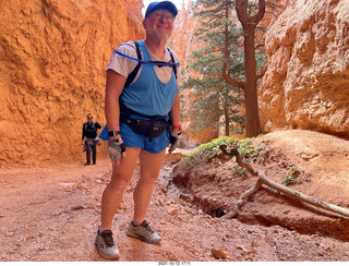 153 a18. Bryce Canyon - Wall Street hike - Adam