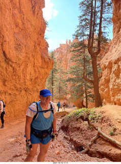 155 a18. Bryce Canyon - Wall Street hike - Adam