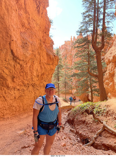 157 a18. Bryce Canyon - Wall Street hike - Adam