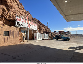 39 a20. Utah - Hanksville - Hollow in the Rock store