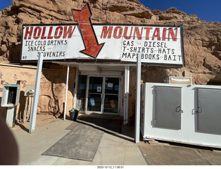 44 a20. Utah - Hanksville - Hollow in the Rock store