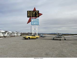 Amboy - Roy's Motel + car + N8377W