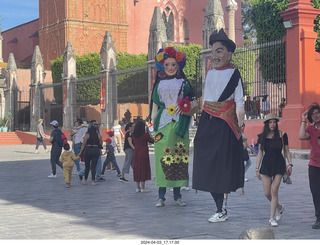 86 a24. San Miguel de Allende  - tall people
