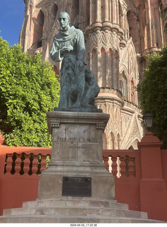 97 a24. San Miguel de Allende  - church statue