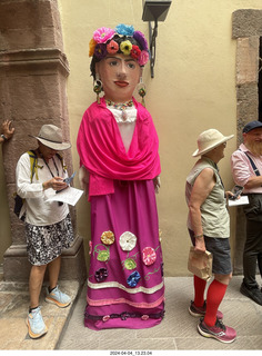 43 a24. San Miguel de Allende - big person