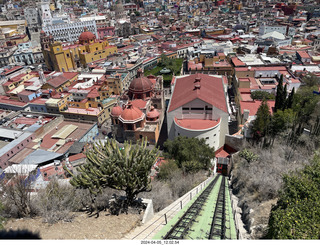 122 a24. Guanajuato - lift going down