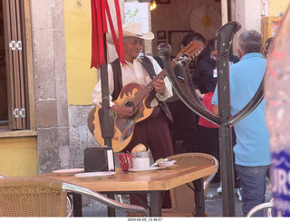 163 a24. Guanajuato - restaurant musician