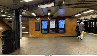 22 a2v. New York City - subway station