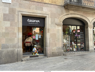 37 a2y. Spain - Barcelona - Born neighborhood - poop sculptures