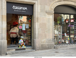 38 a2y. Spain - Barcelona - Born neighborhood - poop sculptures