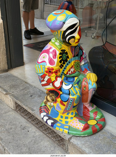 43 a2y. Spain - Barcelona - Born neighborhood - poop sculptures