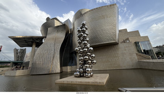 279 a2y. Spain - Bilbao - Guggenheim Museum - outside - balloons