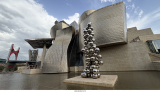 280 a2y. Spain - Bilbao - Guggenheim Museum - outside - balloons